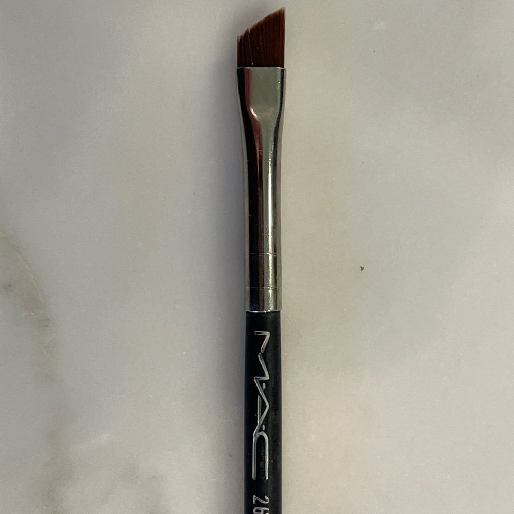 MAC 263 angled eyeliner brush